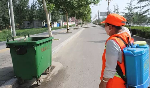 致敬環衛工人，細心消除垃圾桶邊的蚊蠅